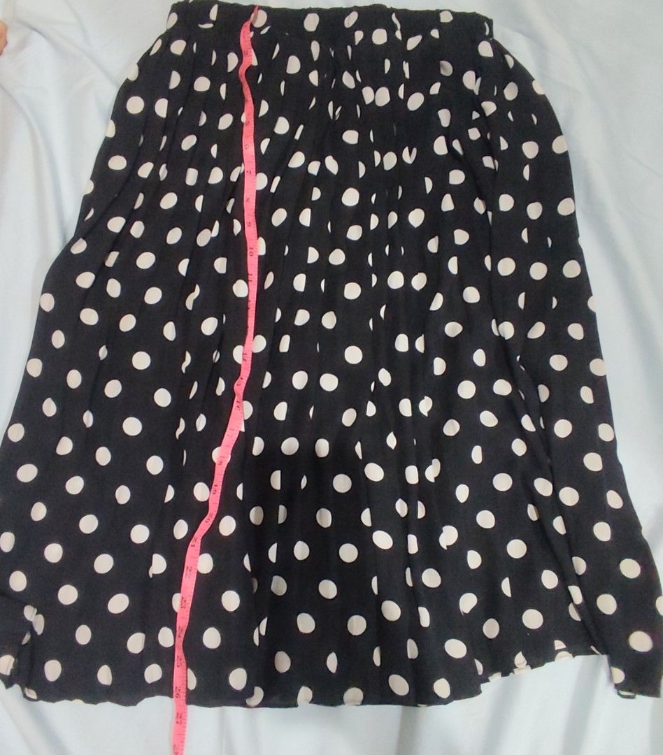 Polka Dot Pleated Skirt (Category: Skirts) located in Quezon City. Submitted by melsc (Listing ID 1403348537, Image 1). Description: - Black midi skirt with white polka dots - Pleated design - Approximately 27 inches in length - Elasticized waist.