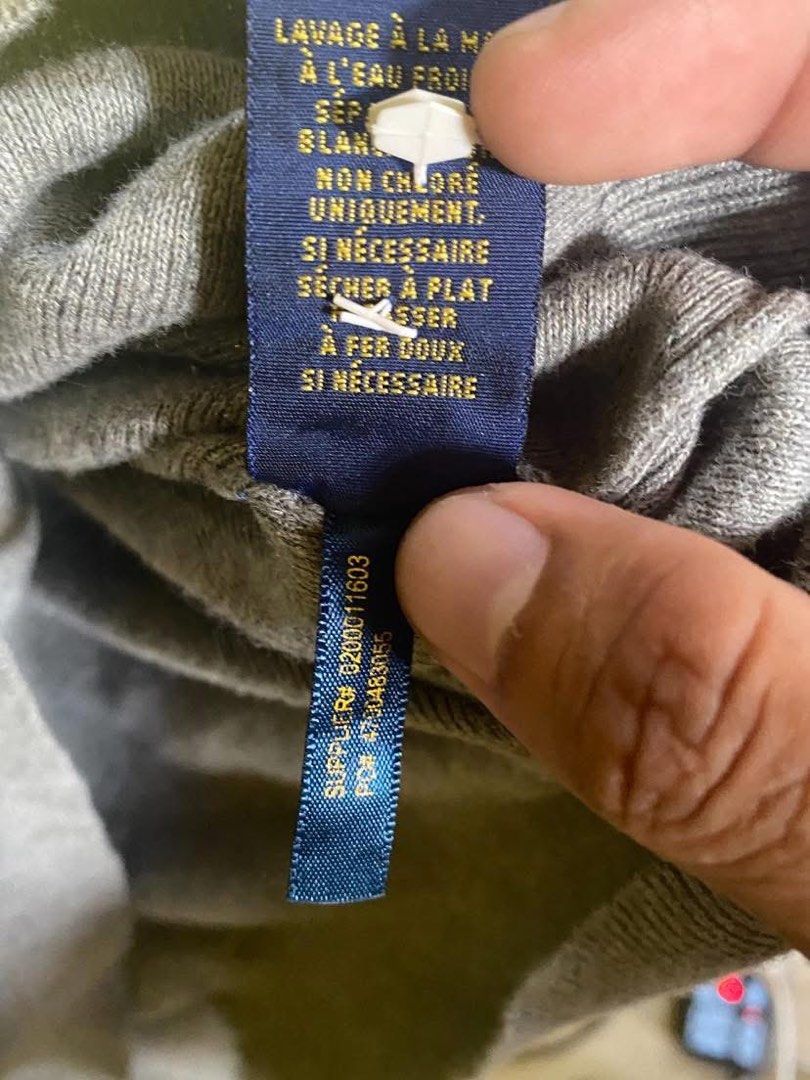 Polo Ralph Lauren V-Neck Sweater (Category: Coats, Jackets and Outerwear) located in Baler. Submitted by czarr_ (Listing ID 1403271487, Image 3). Description: - Polo Ralph Lauren V-neck sweater - Gray color - Features the iconic Polo logo - Made of fine cotton - Size: L - Versatile for layering or standalone wear.