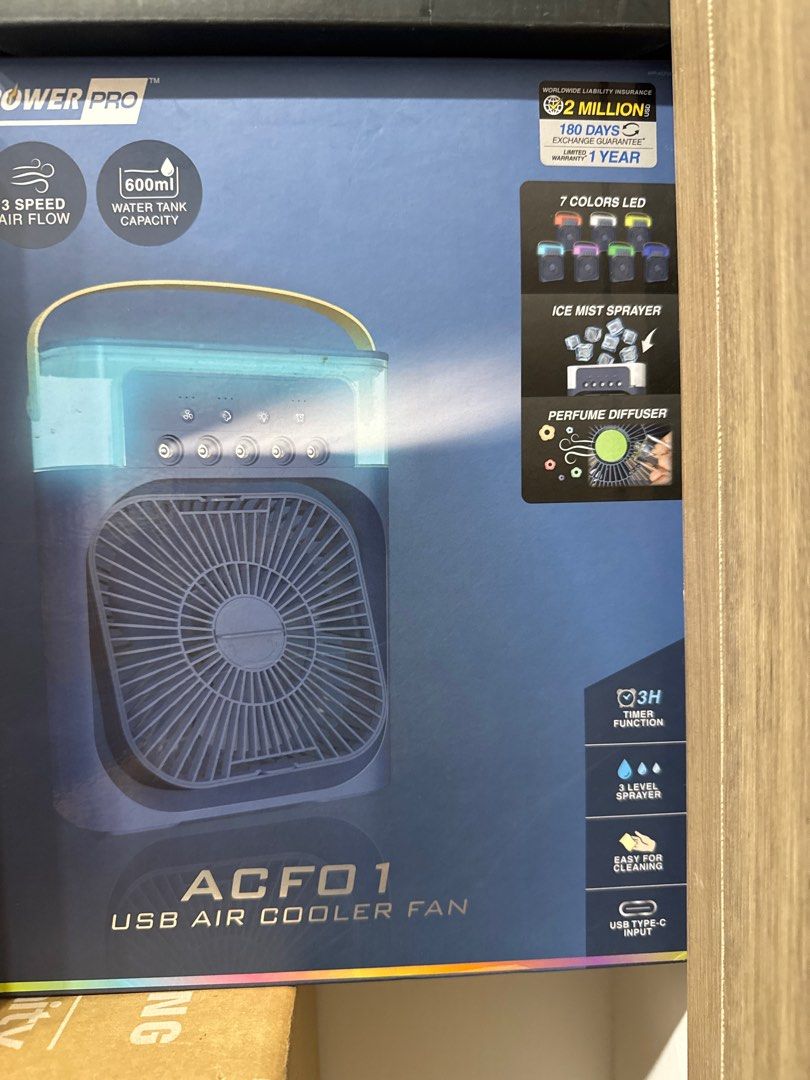 POWER PRO ACFO 1 USB 空氣冷風扇 （分類：風扇）位於 Hong Kong。 由 simmall 提交（商品編號 1403288893，圖片 1）。簡介： 這款 POWER PRO ACFO 1 USB 空氣冷風扇具有 3 種風速和 600ml 水箱容量。它具有 7 種 LED 顏色、冰霧噴霧器和香水擴散器。它還具有 3 小時定時功能和 3 個噴霧級別。USB Type-C 輸入，易於清潔。。