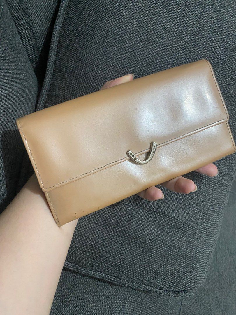 Preloved Balenciaga Bifold Wallet - Jap Sourced (Category: Wallets & Card holders) located in San Juan City. Submitted by dbprelovedlux (Listing ID 1403371194, Image 1). Description: - Preloved Balenciaga Bifold Wallet - Sourced from Japan - Classic bifold design - Neutral color - Made of patent leather - Features a unique clasp - Includes a zip pocket - Multiple compartments for cards and cash.