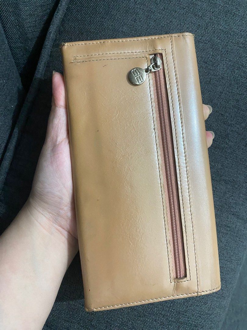 Preloved Balenciaga Bifold Wallet - Jap Sourced (Category: Wallets & Card holders) located in San Juan City. Submitted by dbprelovedlux (Listing ID 1403371194, Image 2). Description: - Preloved Balenciaga Bifold Wallet - Sourced from Japan - Classic bifold design - Neutral color - Made of patent leather - Features a unique clasp - Includes a zip pocket - Multiple compartments for cards and cash.