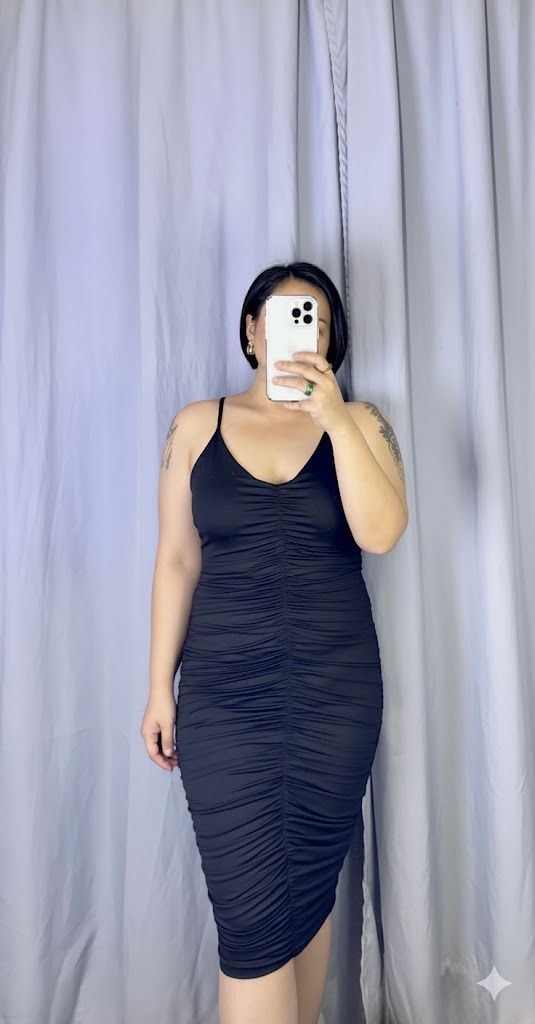 Pre-loved Black Bodycon Midi Dress (Category: Dresses) located in Angeles City. Submitted by kaleah_2021 (Listing ID 1403349002, Image 3). Description: - Pre-loved - XS - XL - Stretchable + HQ fabric - L: 34 - Elegant black midi bodycon dress - Flattering ruched design - Fitted silhouette - Midi length - Perfect for a night out or special occasion.