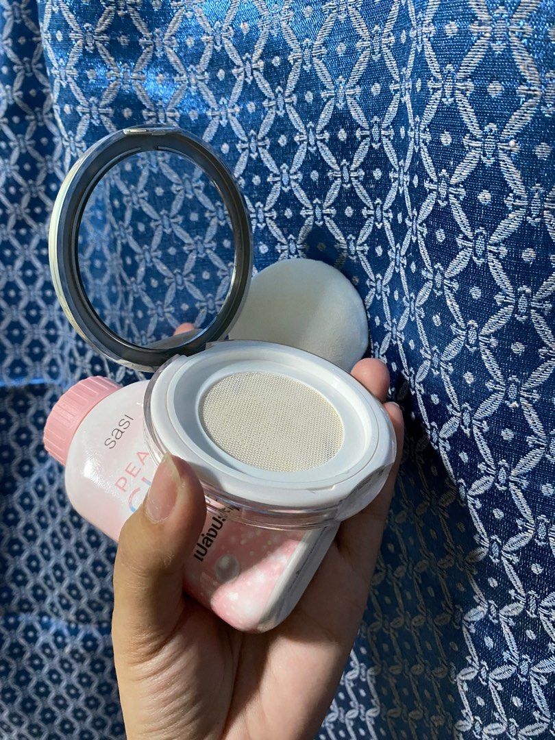 SASI | Pearly Glow Powder with compact (Category: Makeup) located in Manila. Submitted by missthrift___ (Listing ID 1403354749, Image 3). Description: bought for 170 both gives you instant glow finish matte never been used as in even cushion.