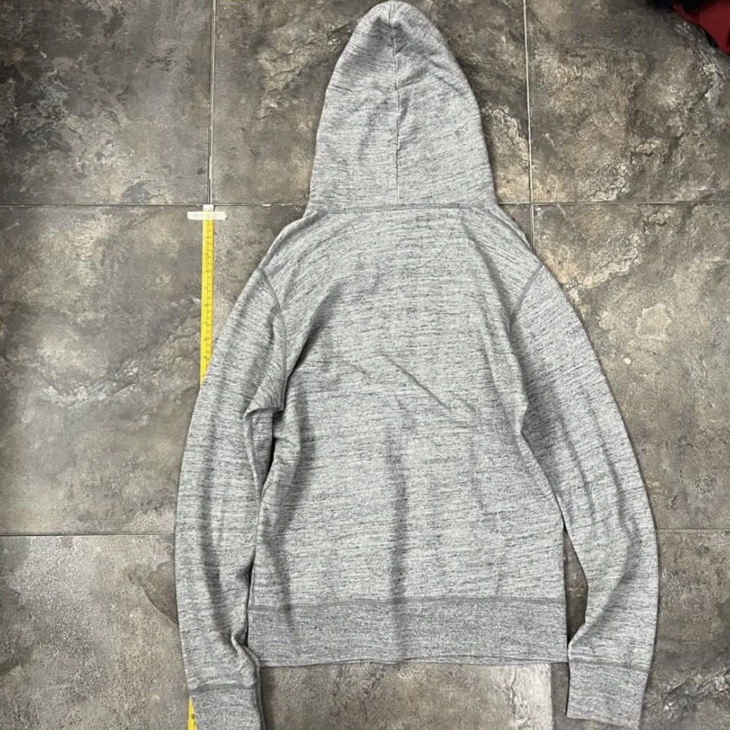 Uniqlo Gray Hoodie (Category: Hoodies) located in Quezon City. Submitted by ulapaap (Listing ID 1403311373, Image 2). Description: .