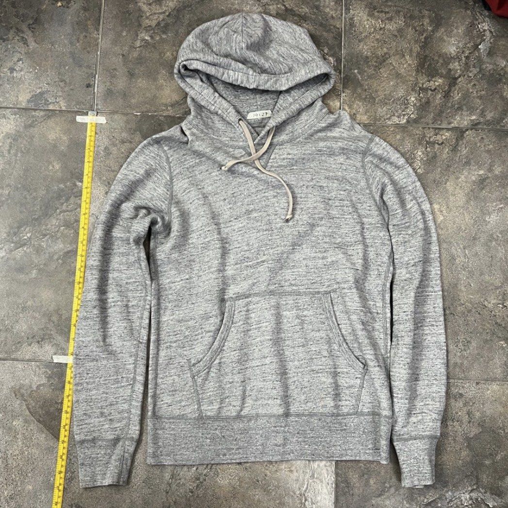 Uniqlo Gray Hoodie (Category: Hoodies) located in Quezon City. Submitted by ulapaap (Listing ID 1403311373, Image 1). Description: .