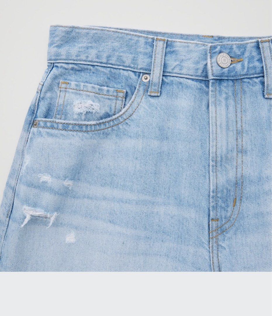 Uniqlo Loose Cropped Jeans (Category: Jeans) located in San Fernando. Submitted by chweez (Listing ID 1403297788, Image 3). Description: Size: 28 (71 cm) on tag 100% cotton denim with a natural finish developed by Kaihara. - Versatile relaxed cut. - Cropped length complements the relaxed cut. ‼️No rush shipping. Sf c/o buyer WW photo grabbed online from the reviews.