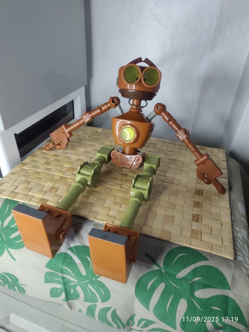 Vintage Disney Treasure Planet B.E.N. Figure (Category: Figurines & Statues) located in Quezon City. Submitted by fernan_jaranilla (Listing ID 1403306422, Image 2). Description: - McDonald's robot collectible toy - Color: Brown and green - Material: Plastic - Articulated limbs First to pay gets item. Please follow us and check out our other ads for more items and updates. Thank you..
