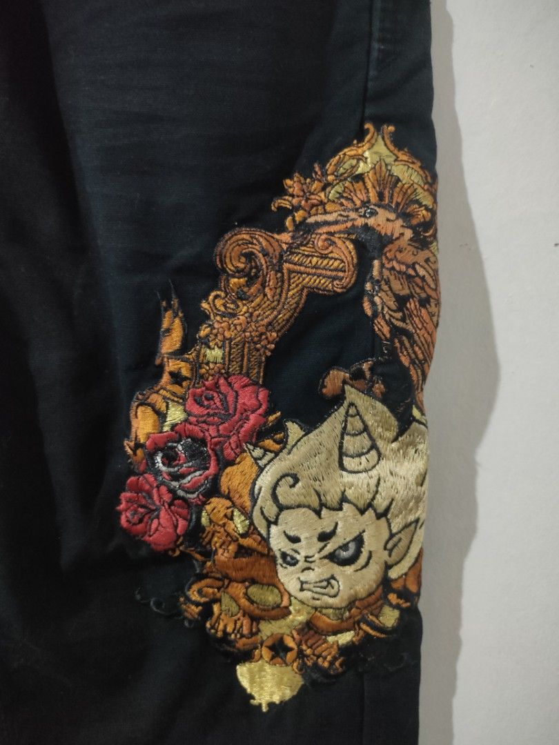 Y2K Big Train Japan Embroidered Pants (Category: Jeans) located in Ozamiz City. Submitted by outregrails (Listing ID 1403354292, Image 3). Description: Excellent condition No issue Color rate 9.9/10 Waist 28 Length 43.