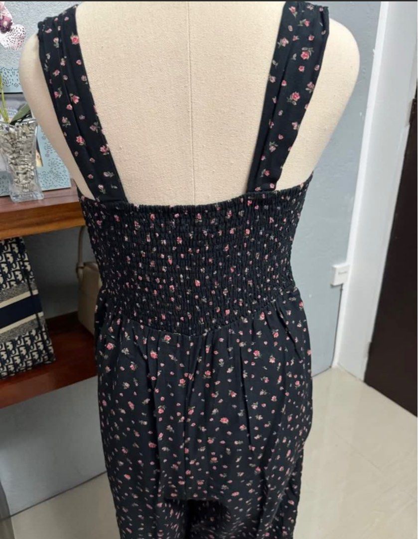 American Eagle Floral Jumpsuit (Category: Jumpsuits) located in Cavite. Submitted by hardt0get (Listing ID 1403518041, Image 2). Description: - American Eagle jumpsuit - Black with floral print - Size: M/M - Sweetheart neckline - Button-down front - Wide straps - Shirred back panel - Made in India - Lining: Polyester.