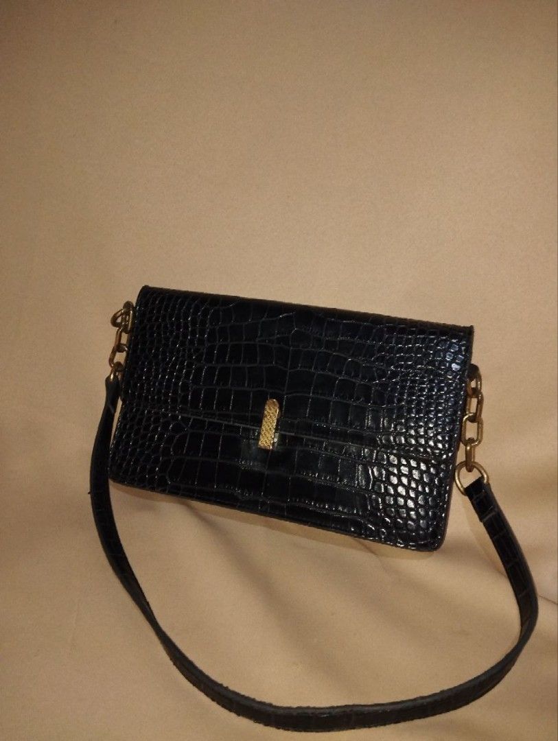 Balenciaga Croc Leather Shoulder Bag (Category: Luxury Bags & Wallets) located in Taytay. Submitted by the_vtg_pop-up (Listing ID 1403458046, Image 2). Description: .