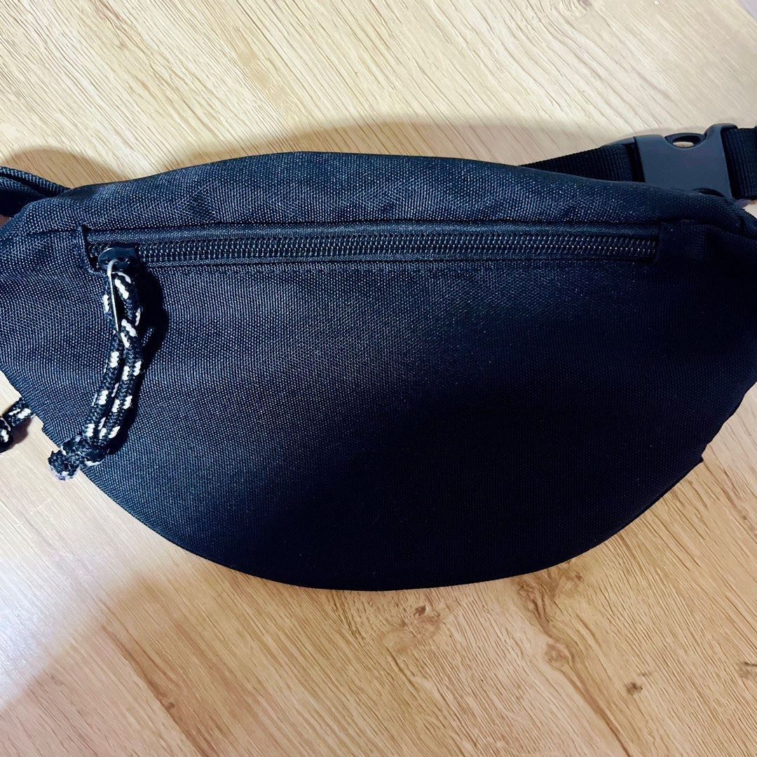 Bershka Belt Bag Black (Category: Belt bags, Clutches and Pouches) located in Baguio. Submitted by gee77224 (Listing ID 1403575418, Image 3). Description: Like new Color: Black Colorrate: 10/10.