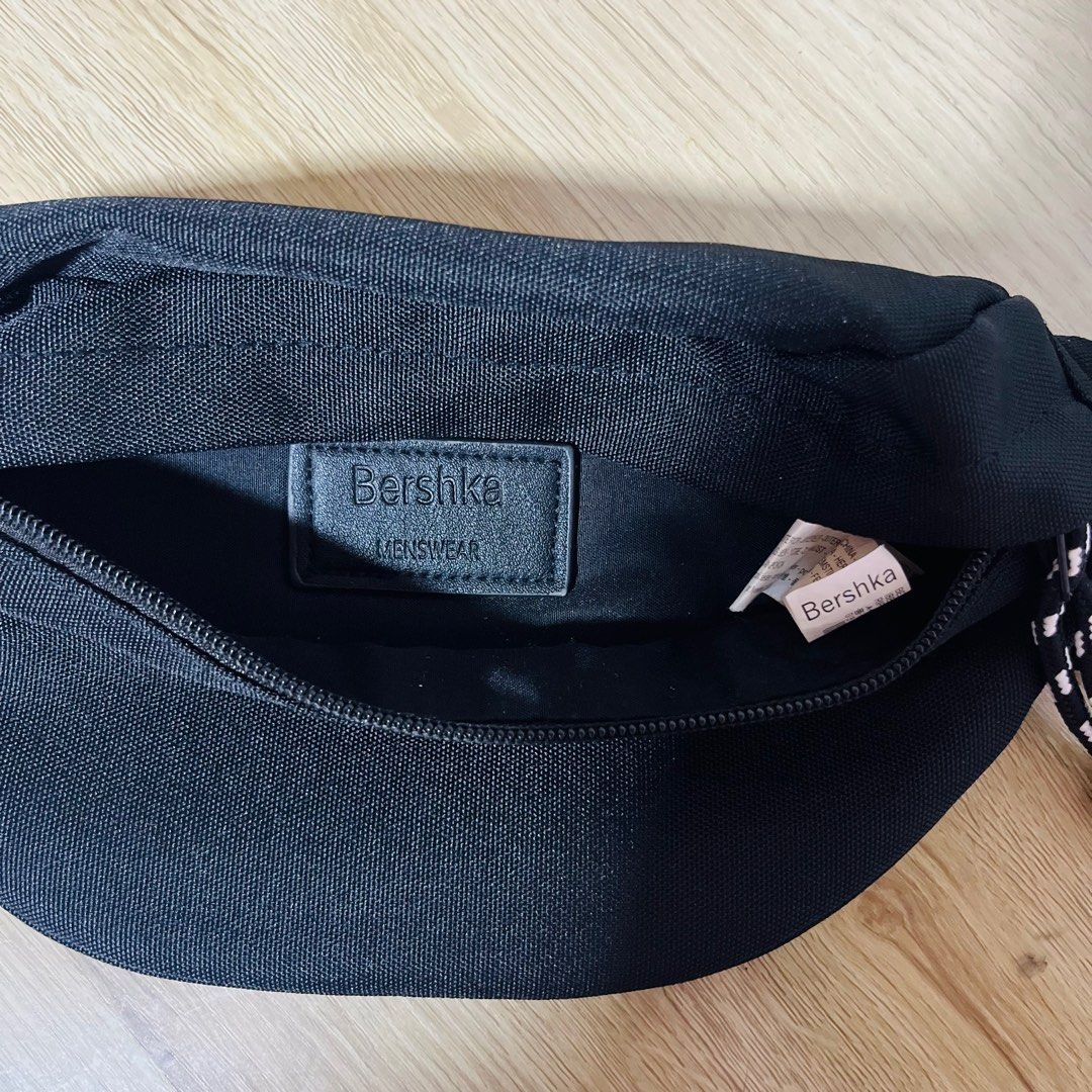 Bershka Belt Bag Black (Category: Belt bags, Clutches and Pouches) located in Baguio. Submitted by gee77224 (Listing ID 1403575418, Image 2). Description: Like new Color: Black Colorrate: 10/10.