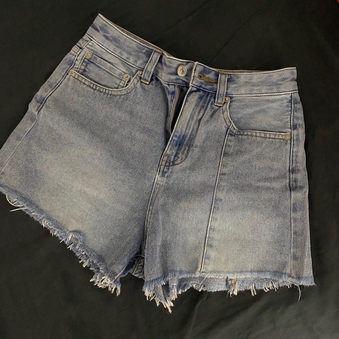 Denim Shorts (Category: Shorts) located in Leyte. Submitted by declutterthis__ (Listing ID 1402981068, Image 1). Description: Fits XS-S.