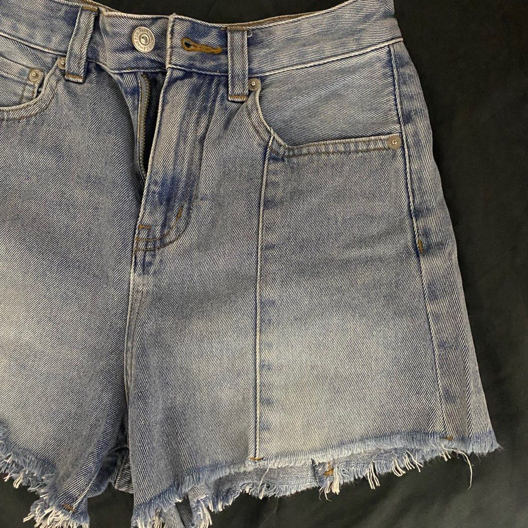 Denim Shorts (Category: Shorts) located in Leyte. Submitted by declutterthis__ (Listing ID 1402981068, Image 2). Description: Fits XS-S.