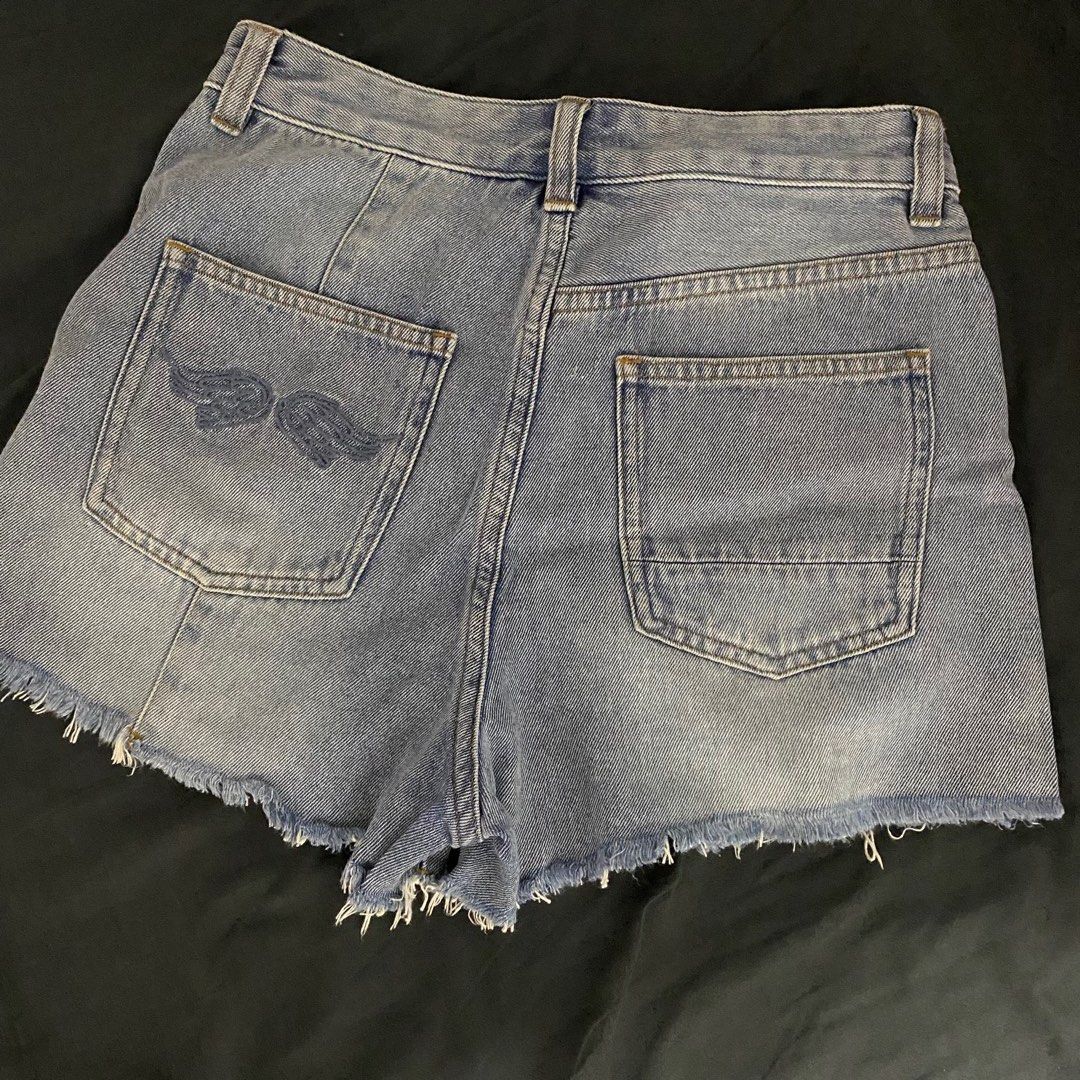 Denim Shorts (Category: Shorts) located in Leyte. Submitted by declutterthis__ (Listing ID 1402981068, Image 3). Description: Fits XS-S.