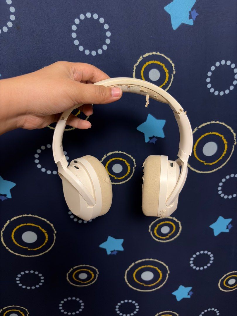 Edifier Wireless Headphones (Category: Headphones & Headsets) located in Taguig. Submitted by caliiiiiii (Listing ID 1403593295, Image 1). Description: Working Paltan na lang po yung foam, can be bought sa Orange App Wala na yung type c wire nya :<.