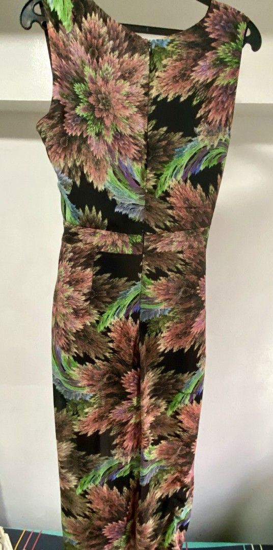 Floral Print Sleeveless Jumpsuit (Category: Jumpsuits) located in Quezon City. Submitted by IcyPersonalItems (Listing ID 1403431287, Image 3). Description: Waist: 30 Bust: 34-36 Lenght: 50 Elegant sleeveless Jumpsuit featuring a floral print. It has a V-neckline and it has a zipper closure at the back. .