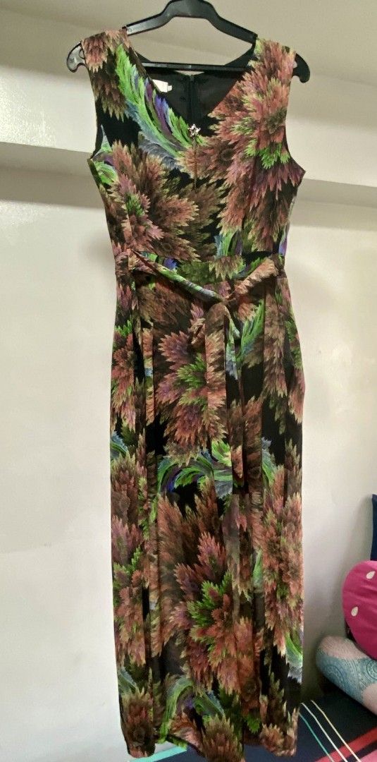 Floral Print Sleeveless Jumpsuit (Category: Jumpsuits) located in Quezon City. Submitted by IcyPersonalItems (Listing ID 1403431287, Image 2). Description: Waist: 30 Bust: 34-36 Lenght: 50 Elegant sleeveless Jumpsuit featuring a floral print. It has a V-neckline and it has a zipper closure at the back. .