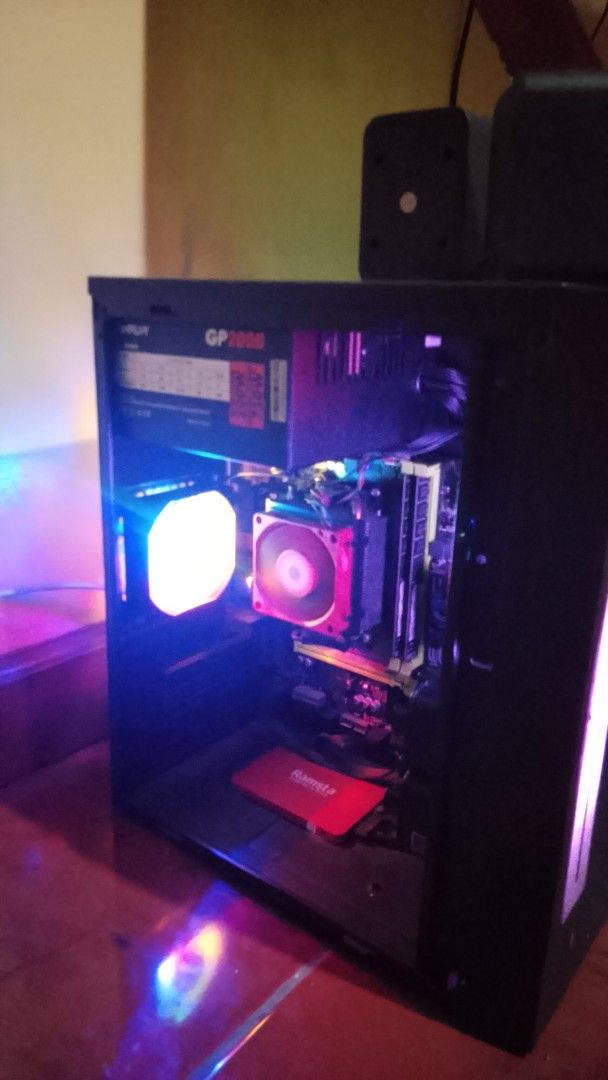 Gaming PC Setup with Dual Monitors (Category: Desktops) located in Santa Cruz, Pampanga. Submitted by juliajalan05857 (Listing ID 1403467319, Image 2). Description: specs PC Tower AMD A8-7680 (Radeon R7), 16 GB RAM, Windows 10 Pro — older gen but still good for office/school/light gaming Monitor 1 (AOC) 22″–24″, 1080p Monitor 2 (ViewPoint) similar size/spec Gaming Table mid-size, red-black edges, good condition RGB Keyboard + Mouse + Mousepad + W