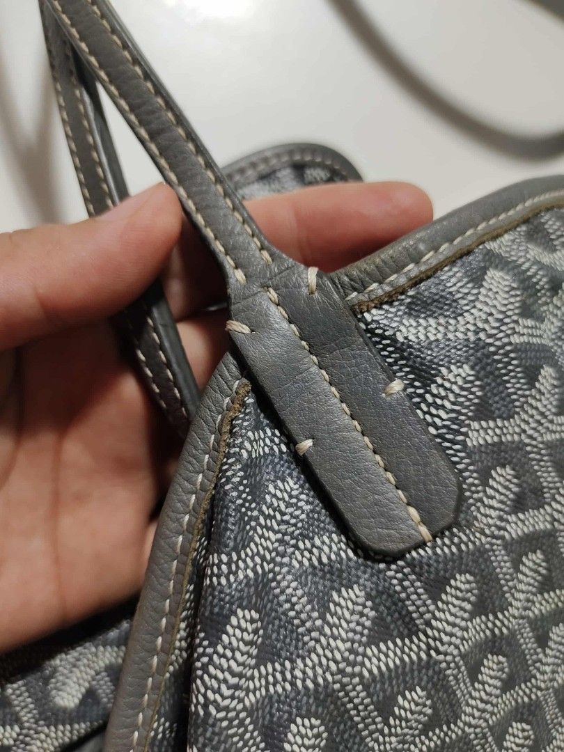 Goyard GM size (Category: Luxury Bags & Wallets) located in Tagum. Submitted by luxbagelyas (Listing ID 1403587829, Image 3). Description: with sign of use ,minimal rubs good condition Orig.declared ni supplier,pero di KC ako marunong tumingin Ng goyard kaya tingnan nyo nlng po. may dirt sa loob genuine leather lips&handle subrang tibay GM size.