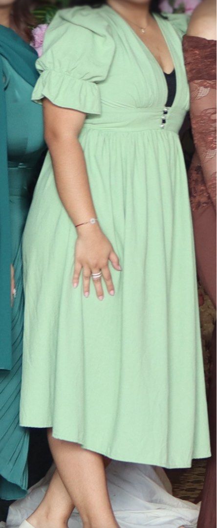 Green Midi Dress from A2E Apparel (Category: Dresses) located in Quezon City. Submitted by dadamato (Listing ID 1403578922, Image 2). Description: - A2E Apparel Green Midi Dress - Free Size - Worn once, laundered twice - Linen material, comfy to wear!! - honest review: not for busty girly. Mafflat if pinilit XD - best fit to medium, can fit to large (but not busty.) I’m xl with med bust :> and i struggled sa front area - bought for ₱5OO, selling 