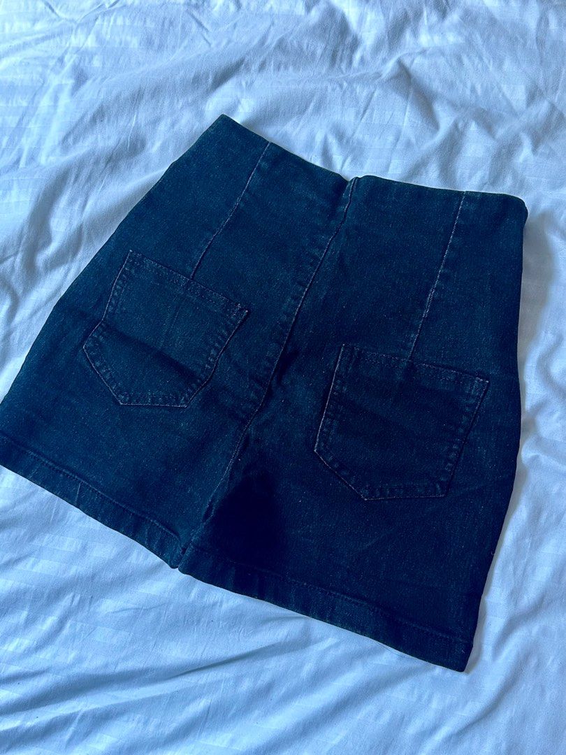 High-Waisted Denim Short or Skort (Category: Shorts) located in Taguig. Submitted by dentisimo (Listing ID 1403508548, Image 2). Description: - High-waisted denim shorts - Dark wash - Fitted silhouette - Side zipper closure - Two back pockets - Perfect for casual wear - Versatile and stylish - broken zipper.