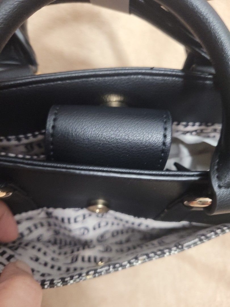 Juicy Couture Poker Face Mini Totebag (Category: Tote Bags) located in San Pablo. Submitted by brandedandmore (Listing ID 1403600759, Image 3). Description: Brandnew Original Juicy Couture Pokerface Mini Tote..