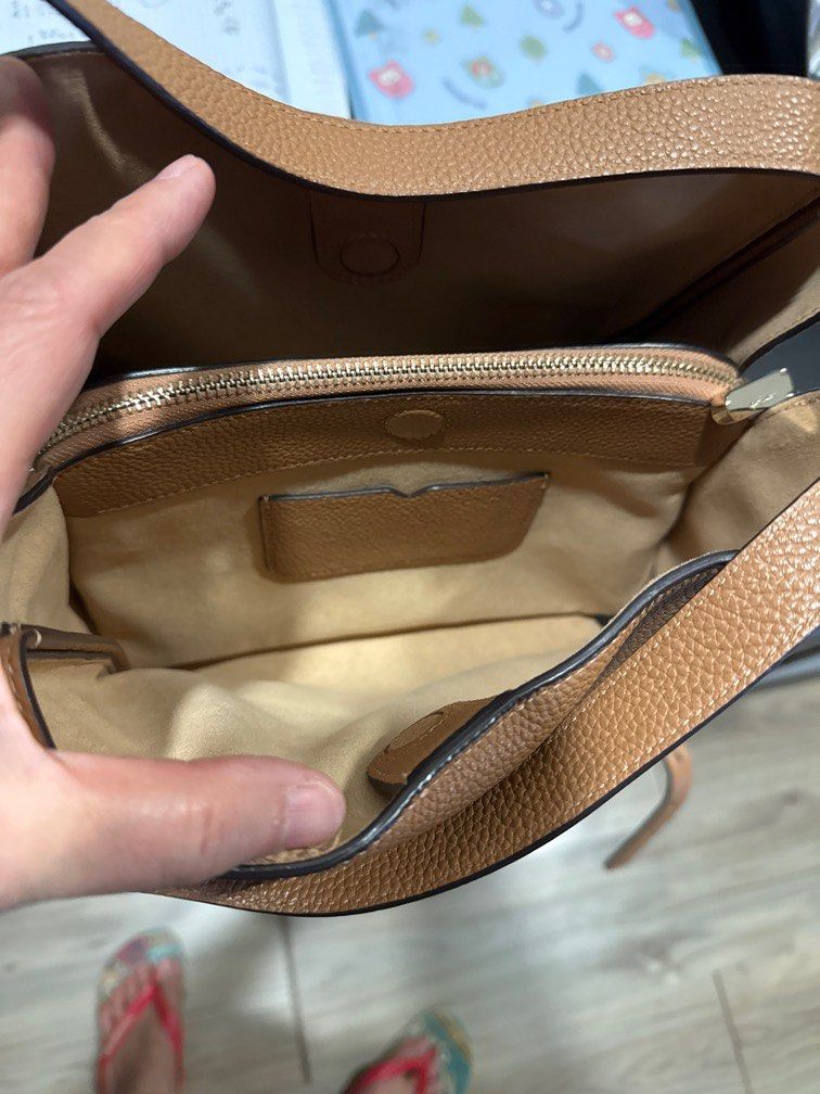 Kate Spade Bag (Category: Cross-body Bags) located in Quezon City. Submitted by vsaint (Listing ID 1391453030, Image 3). Description: Kate Spade Cross Body Bag Bought in BGC, comes with dust bag and Kate spade paper bag .