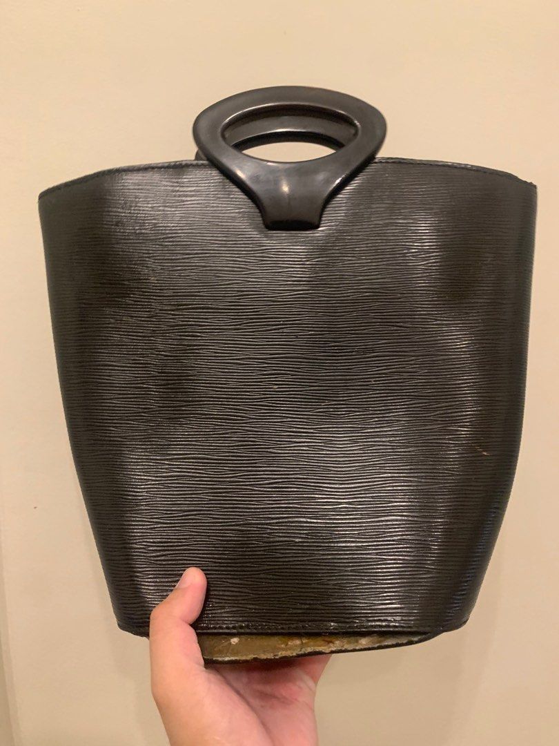 Lv Epi Leather Bag (Category: Luxury Bags & Wallets) located in Manila. Submitted by moneymann888 (Listing ID 1403545157, Image 3). Description: Sf Buyer shhoulder As is kayo nalang magpaayos no coded Fix price ‼️‼️‼️‼️ Authencity not gurantee.
