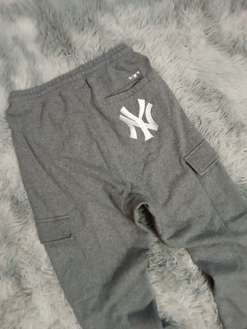 MLB Newyork Yankees Cargo Sweatpants (Category: Joggers) located in Mandaluyong City. Submitted by retro.199x (Listing ID 1403584763, Image 2). Description: SIZE SMALL ON TAG Waist: 28-33 Length: 37.5 Thigh: 12.5 Leg Opening: 3.5 (Stretchable) Excellent Condition.