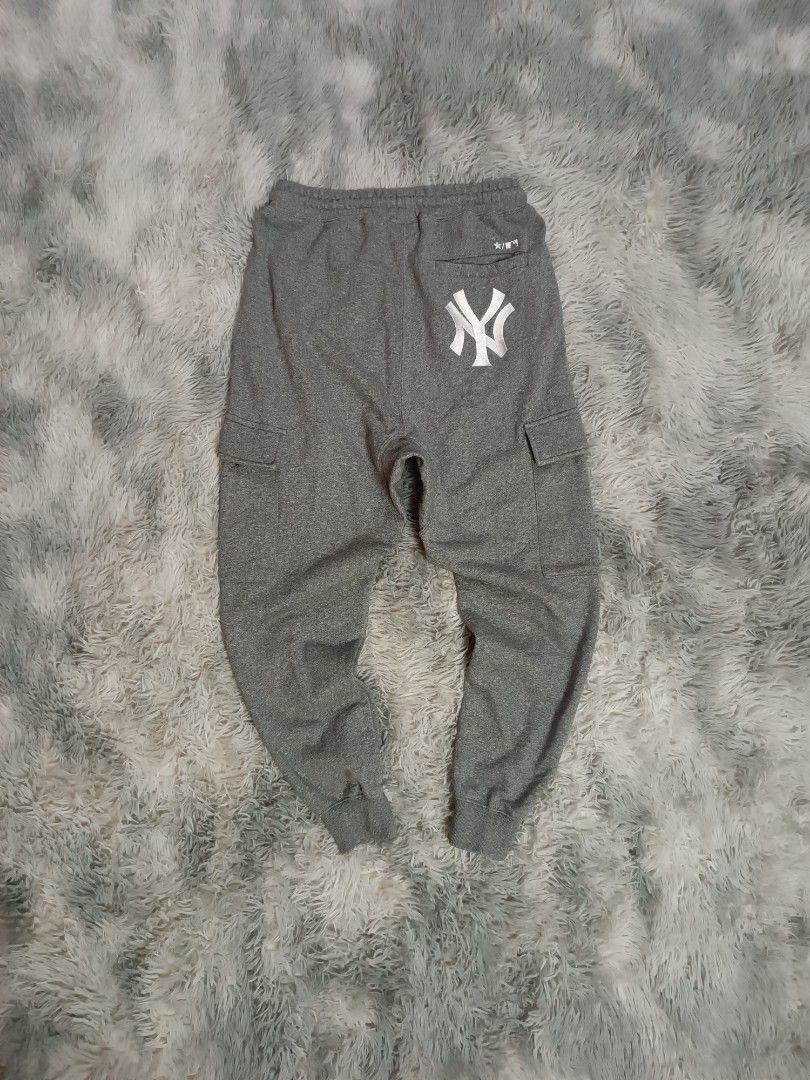 MLB Newyork Yankees Cargo Sweatpants (Category: Joggers) located in Mandaluyong City. Submitted by retro.199x (Listing ID 1403584763, Image 1). Description: SIZE SMALL ON TAG Waist: 28-33 Length: 37.5 Thigh: 12.5 Leg Opening: 3.5 (Stretchable) Excellent Condition.