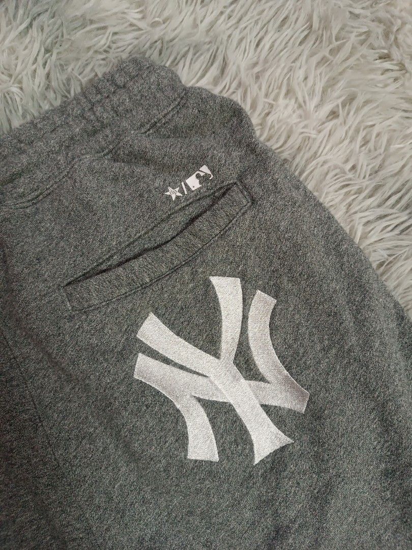 MLB Newyork Yankees Cargo Sweatpants (Category: Joggers) located in Mandaluyong City. Submitted by retro.199x (Listing ID 1403584763, Image 3). Description: SIZE SMALL ON TAG Waist: 28-33 Length: 37.5 Thigh: 12.5 Leg Opening: 3.5 (Stretchable) Excellent Condition.