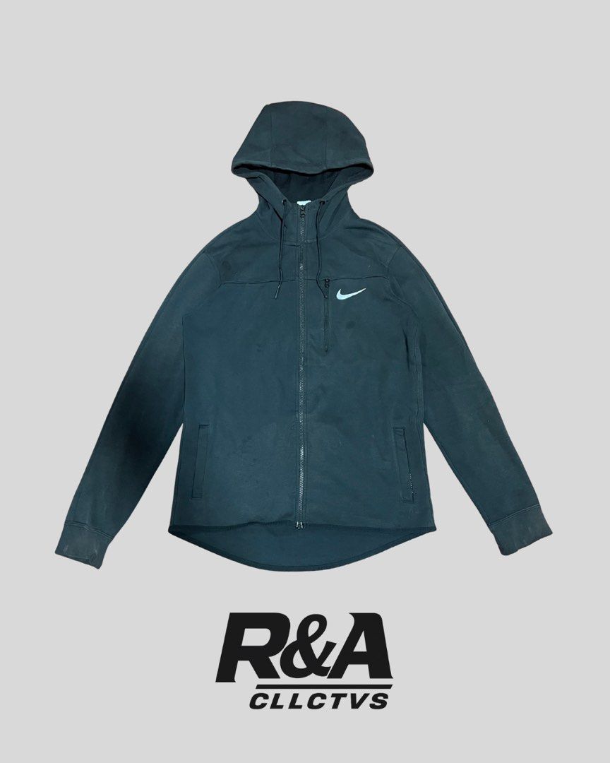 Nike Techfleece jacket (Category: Coats, Jackets and Outerwear) located in La Trinidad. Submitted by haviirdama40439 (Listing ID 1403525522, Image 1). Description: Dark green Nike hooded jacket with a full zip closure. Features a small Nike logo on the chest. Includes a hood and two front pockets. The jacket has long sleeves and a ribbed cuff. The R&A CLLCTVS logo is visible at the bottom..
