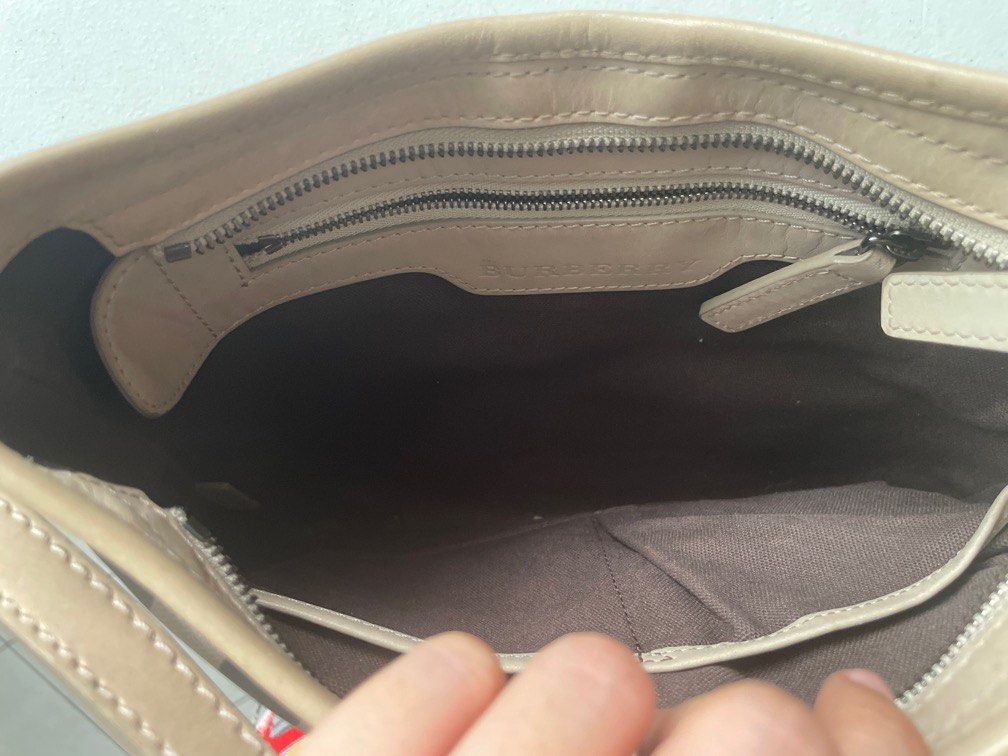 Original Burberry Hartham crossbody bag (Category: Luxury Bags & Wallets) located in Las Pinas. Submitted by alsaclayan (Listing ID 1403491620, Image 3). Description: Need to sell a lot of my items because I’m moving out soon. All original from US and Europe. I don’t have boxes or paperbags because I did not intend to sell them, they were for my personal use. Well taken care of and kept in my bag/shoe closet..
