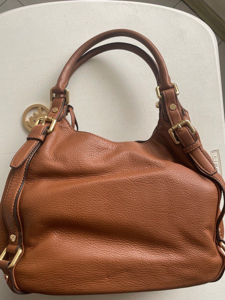 Original MK Bedford Hobo bag (Category: Luxury Bags & Wallets) located in Las Pinas. Submitted by alsaclayan (Listing ID 1403501629, Image 2). Description: Need to sell a lot of my items because I’m moving out soon. All original from US and Europe. I don’t have boxes or paperbags because I did not intend to sell them, they were for my personal use. Well taken care of and kept in my bag/shoe closet..