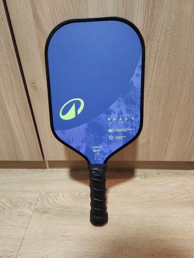 Pickleball Paddle React (Category: Racket & Ball Sports) located in Singapore. Submitted by edwinguo17 (Listing ID 1403579439, Image 2). Description: Thanks to its wide, thick head, soft grip and carbon fibre faces, the Kuikma REACT pickleball paddle is extremely comfortable, powerful and forgiving! Our design teams at Kuikma have designed the REACT paddle for intermediate Pickleball players who play regularly. • Reference 8941058 Powerful thanks