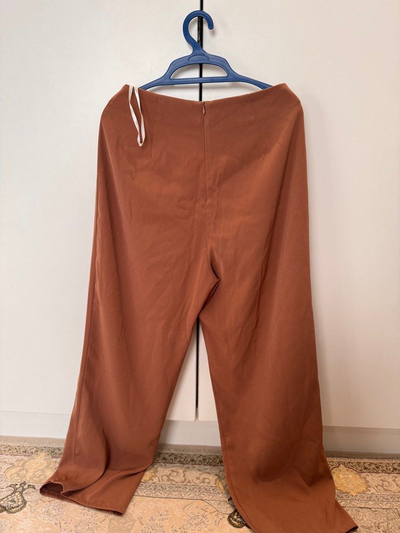 Poplook Jalia Straight Cut Pants i Pecan Brown Size M (Category: Bottoms) located in Kuala Lumpur. Submitted by dottromanoff (Listing ID 1403571232, Image 3). Description: Good condition. Please excuse the slightly different colour in photo. The actual colour is the on in the last photo. RTS: clearing up wardrobe.