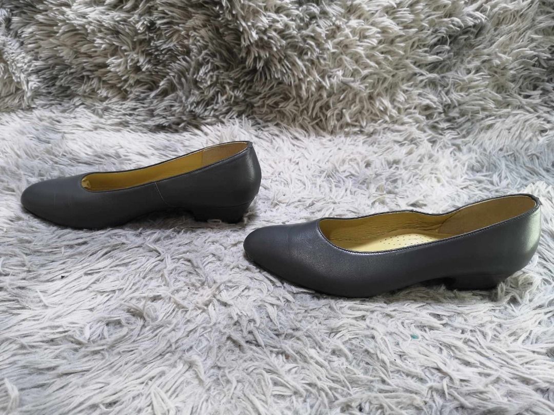 Rounded Toe Black Leather Low Heeled Shoes (Category: Heels) located in Santa Cruz. Submitted by jmy_surplus.2 (Listing ID 1403514621, Image 3). Description: Size ; 24.5cm Color ; Black Type ; Heels Brand ; No brand Material ; Leather Style ; Black leather Low heels LR 45 JMY 1 Batch #165.