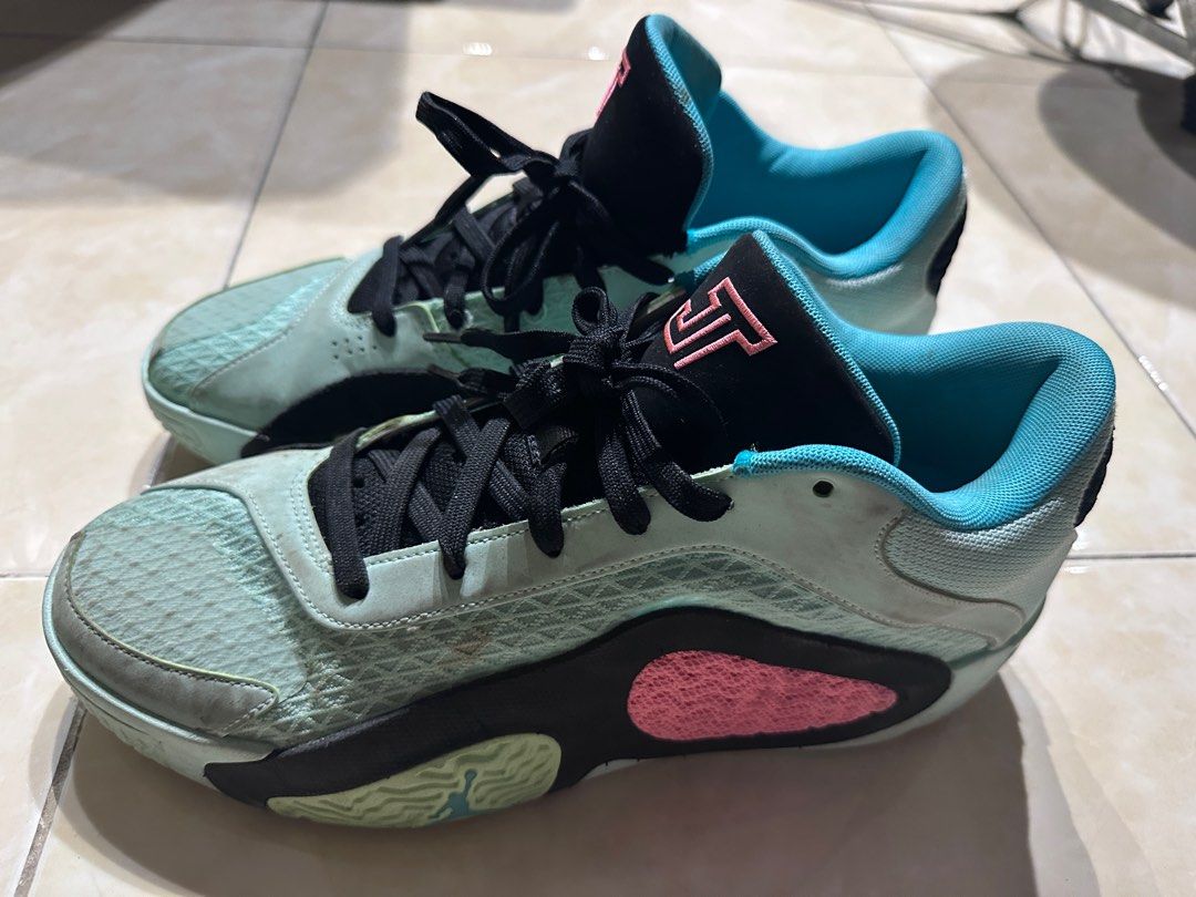 Sneaker Bundle (Category: Sneakers) located in Subang Jaya. Submitted by jordanlee95 (Listing ID 1403446477, Image 3). Description: Sell in bundle only ! 2x Nike Tatum 1x Nike Jordan 1x Yeezy 450 Reminder: Some coming with box some doesn’t Only for rm450 ALL IS ORIGINAL ITEM FROM FOOTLOCKER AND JDsports .