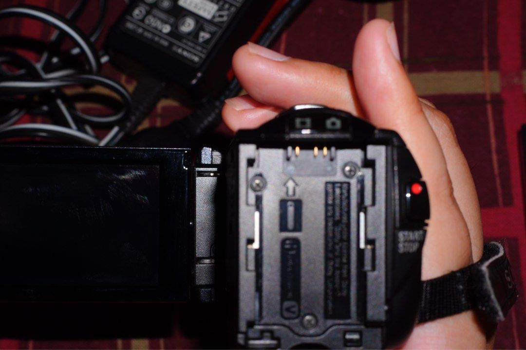 (handycam) sony hdr cx115e (Category: Video Cameras) located in Manila. Submitted by r4ysells (Listing ID 1403567223, Image 3). Description: personal camera no issues pm for sample videos if interested .