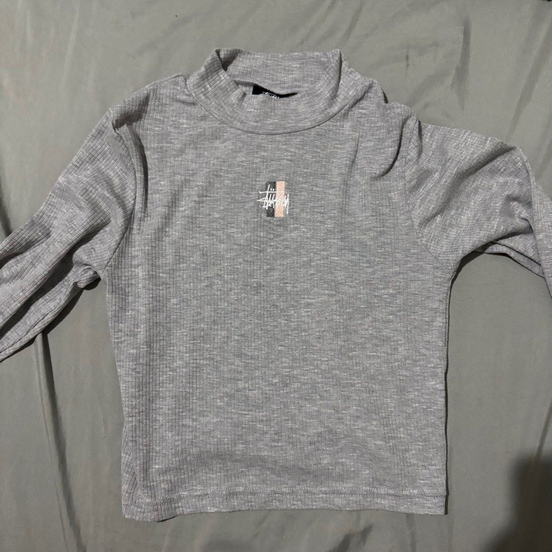 Stussy Long Sleeve Top (Category: Longsleeves) located in Manila. Submitted by declutter.jasmin (Listing ID 1403529986, Image 1). Description: - Stussy long sleeve top - Gray color - Mock neck design - Made in India - Fabric: Cotton, Viscose, Elastane blend - Features Stussy logo - Ribbed texture.