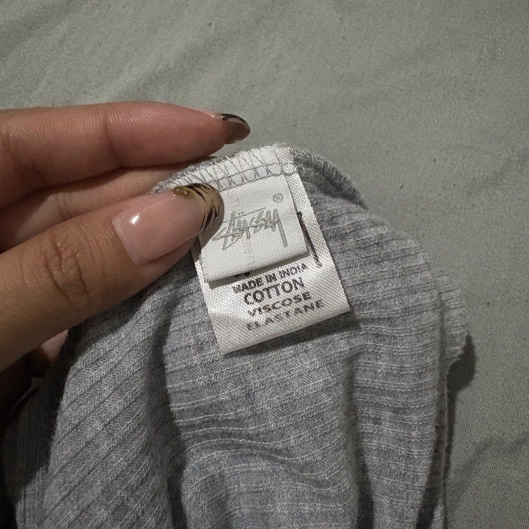 Stussy Long Sleeve Top (Category: Longsleeves) located in Manila. Submitted by declutter.jasmin (Listing ID 1403529986, Image 3). Description: - Stussy long sleeve top - Gray color - Mock neck design - Made in India - Fabric: Cotton, Viscose, Elastane blend - Features Stussy logo - Ribbed texture.