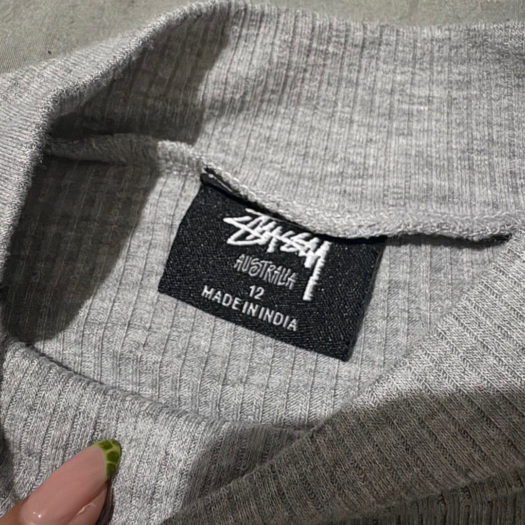 Stussy Long Sleeve Top (Category: Longsleeves) located in Manila. Submitted by declutter.jasmin (Listing ID 1403529986, Image 2). Description: - Stussy long sleeve top - Gray color - Mock neck design - Made in India - Fabric: Cotton, Viscose, Elastane blend - Features Stussy logo - Ribbed texture.