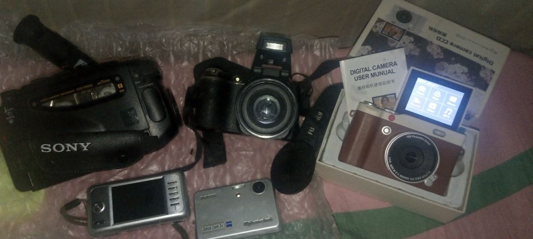take all camera untested digicam with working ccd digicam (Category: Cameras) located in Quezon City. Submitted by heartjunkyard (Listing ID 1403560509, Image 1). Description: as is buy ur own risk untested/diko alam if working kau n bhala maayos pa mga unit and mga lagayan ng batt. sony videorecorder dashcam azdome sony no battery w/memory card kodak w/battery and memory card no charger lahat loc. caingin masantol pampanga Digital camera ccd mod
