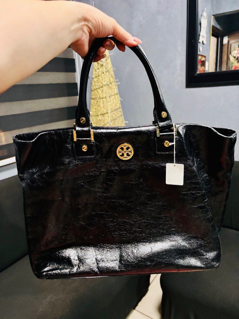 Tory Burch Soft Leather Black Handbag (Category: Luxury Bags & Wallets) located in Marilao. Submitted by 12forkeeps (Listing ID 1403603137, Image 3). Description: ORIGINAL BRANDNEW TORY BURCH SOFT LEATHER BLACK Orig price: ₱28k ⬇️ Selling Price: ₱7,500 only!!!.