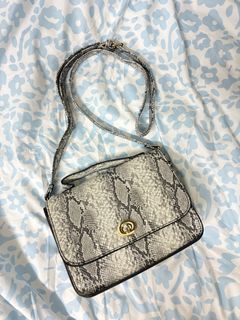 (Category: ) located in . Submitted by yourfavpreloved_ (Listing ID 1403476279, Image 1). Description: .