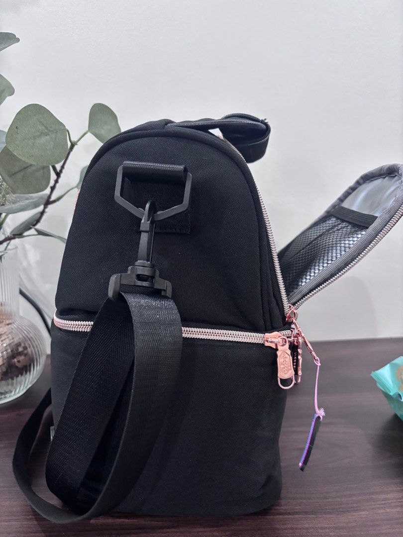 VCOLL INSULATED BAG (Category: Breastfeeding & Bottle Feeding) located in Quezon City. Submitted by kdp_2021 (Listing ID 1403535862, Image 3). Description: .