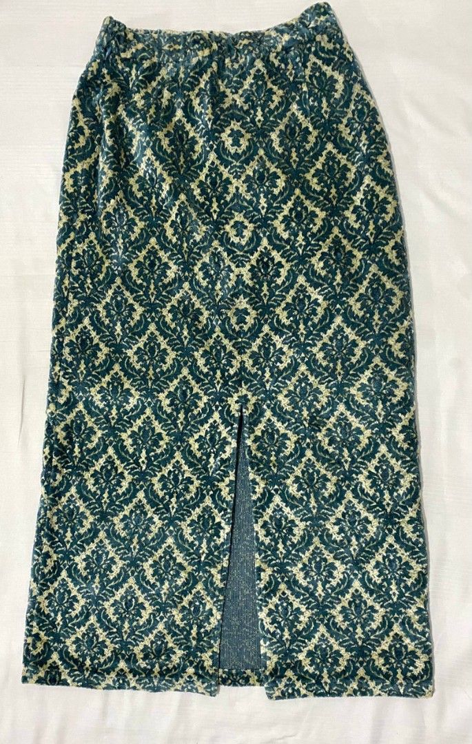 velvet long maxi skirt (preloved) (Category: Skirts) located in Baguio. Submitted by sweetlings (Listing ID 1403604441, Image 3). Description: Length 36 inch Waist 26 makapal MOP: GCASH SHIPS VIA J&T.