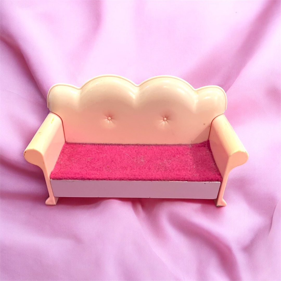 Vintage Pink Dollhouse Sofa (Category: Sofas) located in Calamba. Submitted by thepinkpicksee (Listing ID 1403580563, Image 1). Description: - Vintage pink dollhouse sofa - Scalloped back and armrests - Darker pink fabric seat - Classic design - Perfect for dollhouse enthusiasts and collectors - Charming addition to any miniature setting.