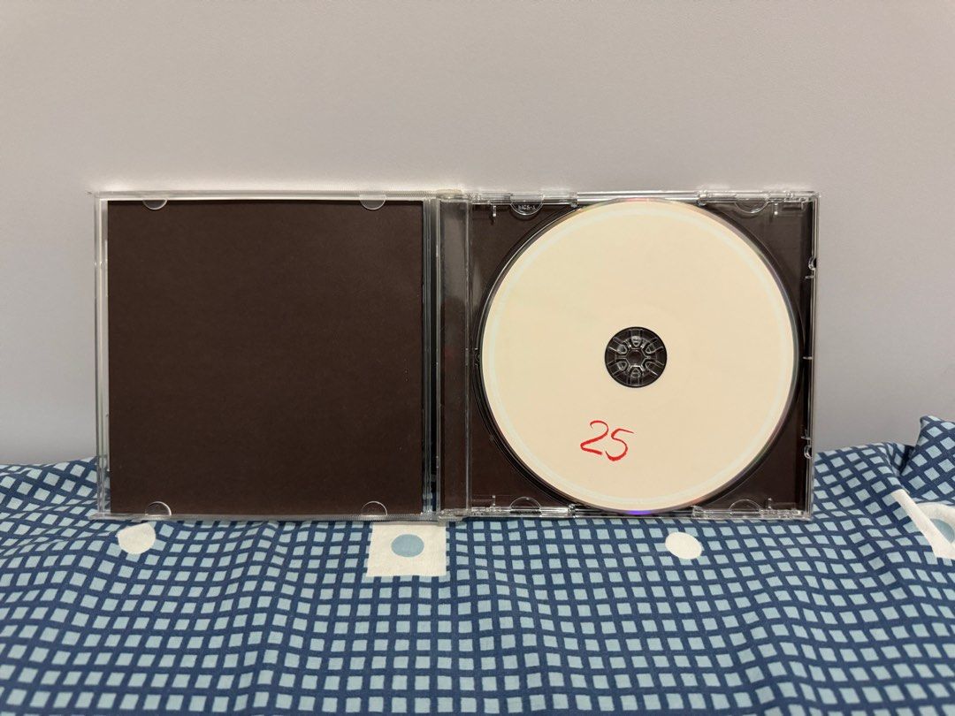 Adele - 25 （分類：音樂與媒體 - CD 及 DVD）位於 Hong Kong。 由 carlbbb 提交（商品編號 1403778009，圖片 2）。簡介： 這是一張Adele的專輯《25》。封面是Adele的黑白照片。CD裝在一個透明的塑膠盒裡。專輯的封面和包裝看起來保存良好。。